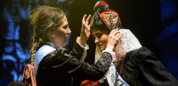 Miles de personas saludan el inicio de las Fiestas de San Juan y San Pedro La alcaldesa Angela Muñoz recibe la montera de manos de su antecesora./KAMARERO
