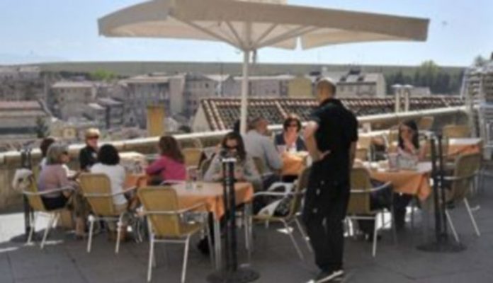 La campaña de contratación de verano Las terrazas de verano motivan la contratación de camareros por el sector de Hostelería durante los trimestres del año en los que la climatología es más benigna. / Kamarero.