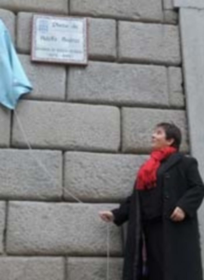 Adolfo Suárez Luquero descorre la cortina para mostrar la placa que da nombre a la plaza. / Kamarero