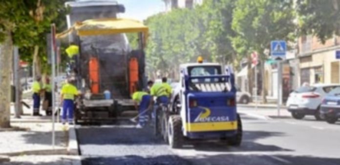 El asfaltado de zanjas en la avenida de la Constitución ocasionó tráfico lento al mediodía Los trabajos de asfaltado se desarrollaron a lo largo de la mañana y concluyeron antes de lo anunciado. / KAMARERO