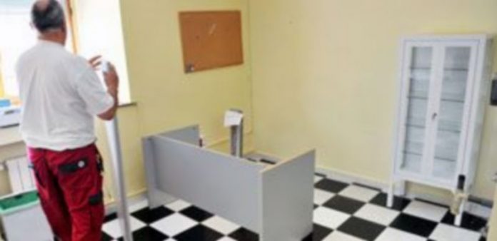 Sáez Aguado defiende el traslado del consultorio del recinto amurallado Trabajos de mudanza desde el consultorio ya cerrado en La Misericordia (arriba) al centro de salud. / Kamarero.