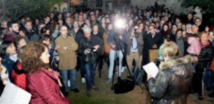Desde el recuerdo a Machado La lectura de poemas en el patio de entrada de la Casa-Museo de Antonio Machado la tarde del 22 de febrero se ha convertido con los años en todo un ritual laico. / KAMARERO