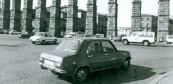 20 años sin tráfico bajo el Acueducto Una de las imágenes del archivo de este diario que muestra la densa circulación