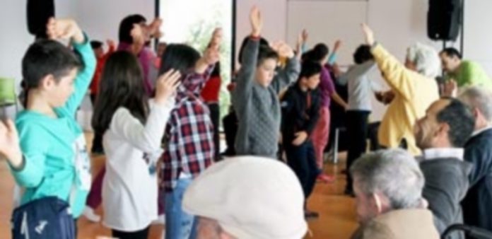El centro ‘La Fuencisla’ y el CEIP La Atalaya desarrollan un programa de actividades intergeneracionales Alumnos del colegio de Palazuelos de Eresma durante una actividad celebrada en el centro de ‘La Fuencisla’. / E. A.