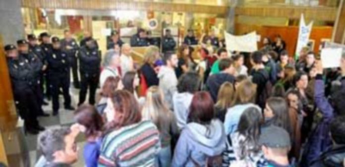 Sancionan a seis personas con 300 euros por irrumpir en la sede de Bankia el 14-N Imagen de la jornada de la huelga general en la que los manifestantes entraron en la sede de Bankia. / A. Benavente