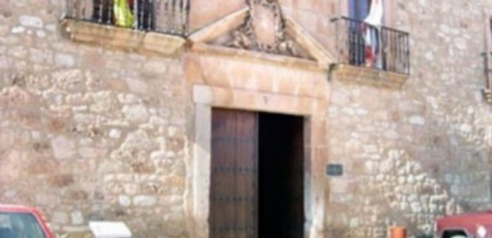 El PSOE pide a la Junta la restauración del Palacio del Obispo Vellosillo Portada del palacio antes de ser apuntalado. /M. C.