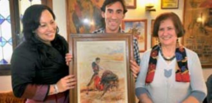 Fernando Cruz sitúa en Las Ventas la clave del desarrollo de la temporada Fernando Cruz junto a dos contertulias y el óleo de Tablada. / Kamarero