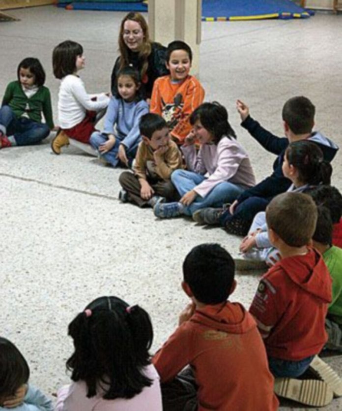 Reunión informativa para padres sobre el programa Centros Abiertos Algunos alumnos que han participado en el programa./G.G.