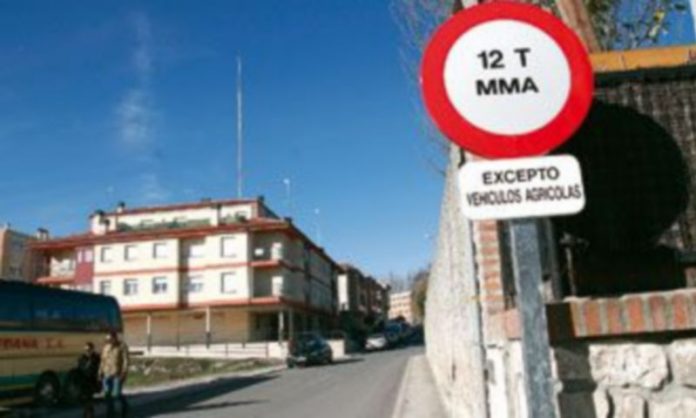 El tráfico pesado deberá circular por las calles principales de la villa Los vehículos agrícolas podrán circular por la calle Fotógrafo Rafael hacia la zona norte./GABRIEL GÓMEZ