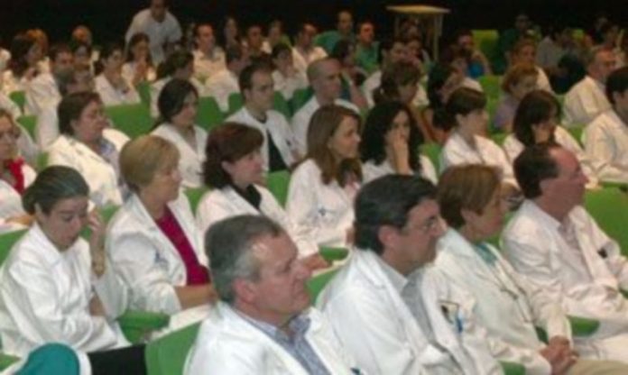 Sanidad contrata a más de la mitad de los MIR que acaba la residencia para frenar el déficit de profesionales Estudiantes del MIR