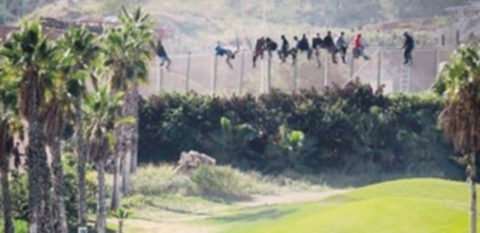 Un estudio revela que las noticias “estereotipan” a los inmigrantes Las noticias sobre la valla de Melilla y su tratamiento han sido parte del estudio presentado en Valladolid. / Europa Press