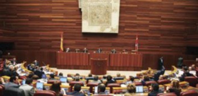El empleo y las medidas de ajuste marcarán el periodo de sesiones en las Cortes Imagen de una de las sesiones plenarias celebradas en las Cortes durante el primer periodo de la legislatura