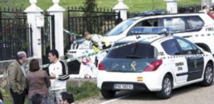 Aparecen muertos un matrimonio y su hijo en un pueblo de Zamora Varios vecinos observan el lugar donde han aparecido tres cadáveres en Vegalatrave (Zamora). / Ical