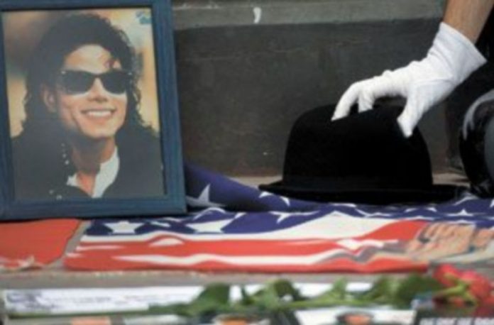 El ‘post mortem’ de Jackson revela un cuerpo destrozado Un admirador de Michael Jackson deposita un sombrero junto a su foto durante un homenaje. / EFE