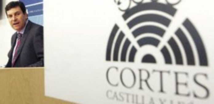 Bares y restaurantes podrán abrir sin contemplar límites de distancia Fernández Carriedo informa de las enmiendas del PP al proyecto de Ley de Medidas Financieras. / Miriam Chacón (Ical)
