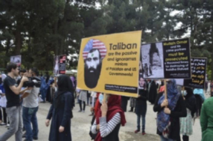 Una escisión talibán asegura que el mulá Omar murió envenenado Manifestantes afganos en una marcha contra los talibanes en Kabul. / EFE