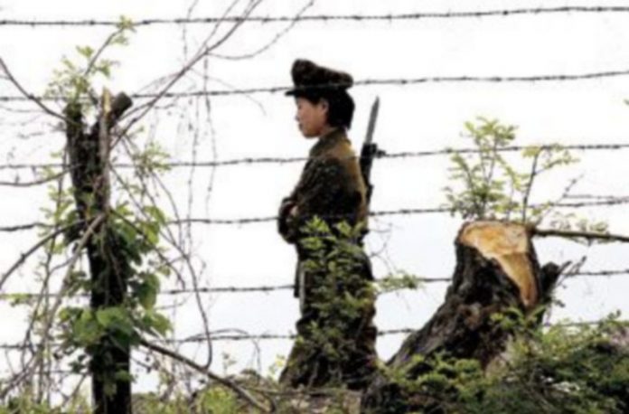 China aboga por una Península de Corea libre de las armas atómicas Una soldado de Corea del Norte patrulla junto a la alambrada fronteriza que separa este país de China. / REUTERS