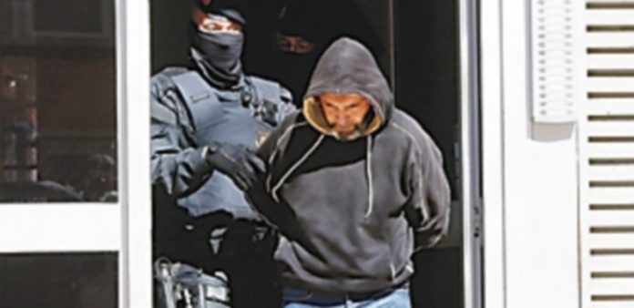 Detenidos once yihadistas con la intención de atentar en Cataluña Mossos d'Esquadra custodian a una de las once personas que fueron detenidas en una operación contra el terrorismo. / Efe