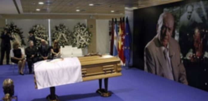 El fútbol dice adiós a la ‘Saeta’ El féretro con los restos de Alfredo Di Stéfano en la capilla ardiente donde también se expusieron los títulos conquistados por el delantero del conjunto blanco. / Efe