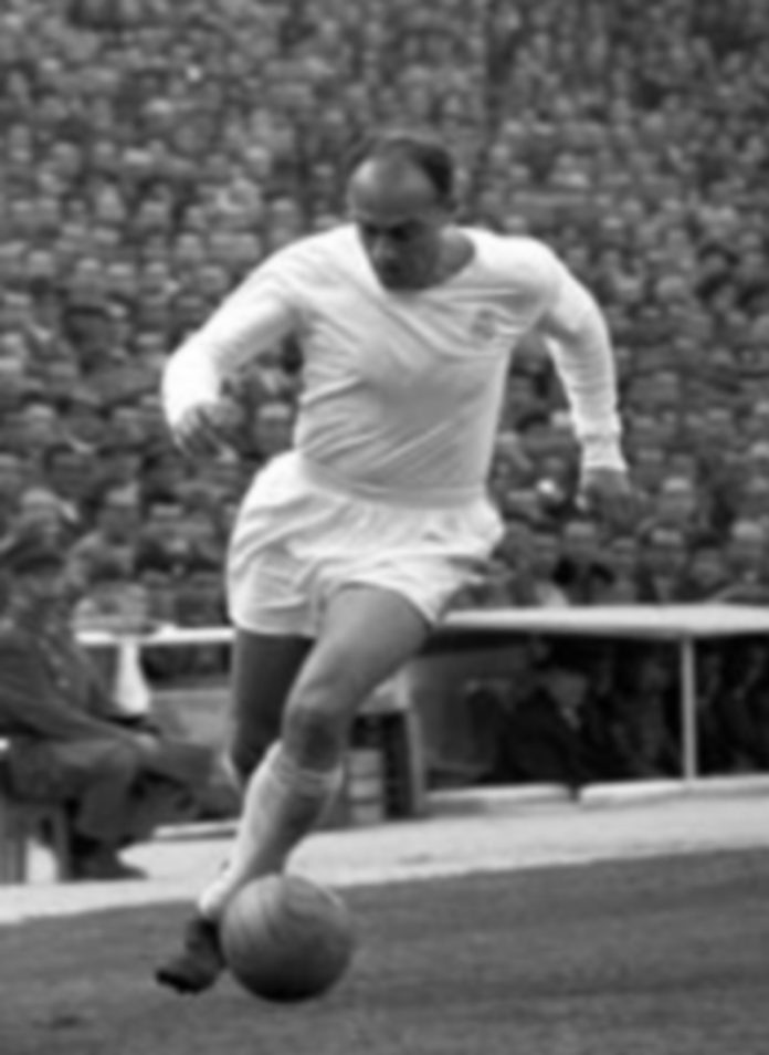 Adiós a “un verdadero fuera de serie” Fotografía de archivo de Di Stéfano tomada en 1962. / Efe