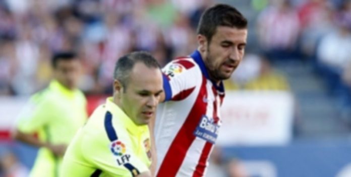 «Xavi es único Andrés Iniesta (izq) controla el balón durante el partido ante el Atlético. / EFE