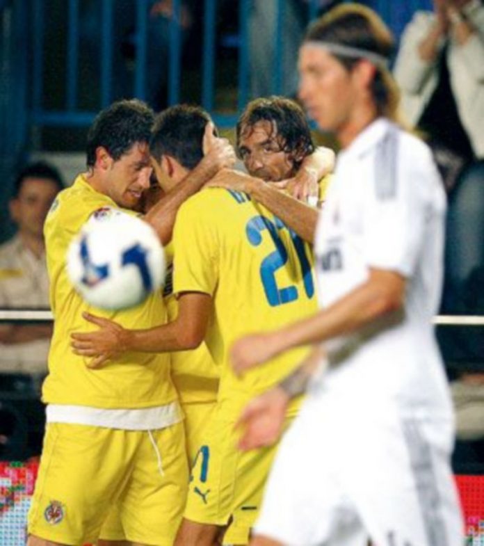 El Madrid le da la Liga al Barça Los jugadores del Villarreal lograron un triunfo vital para ellos. / J.C.C. (Efe)