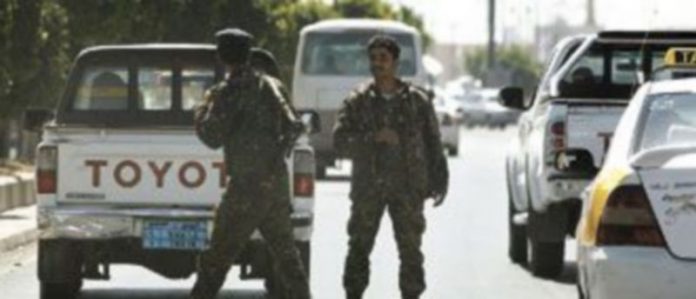 Detienen a una mujer por el envío de las bombas en aviones a EEUU Miembros del Ejército yemení inspeccionan los vehículos que se aproximan al aeropuerto en la ciudad de Saná para evitar un ataque. / Reuters