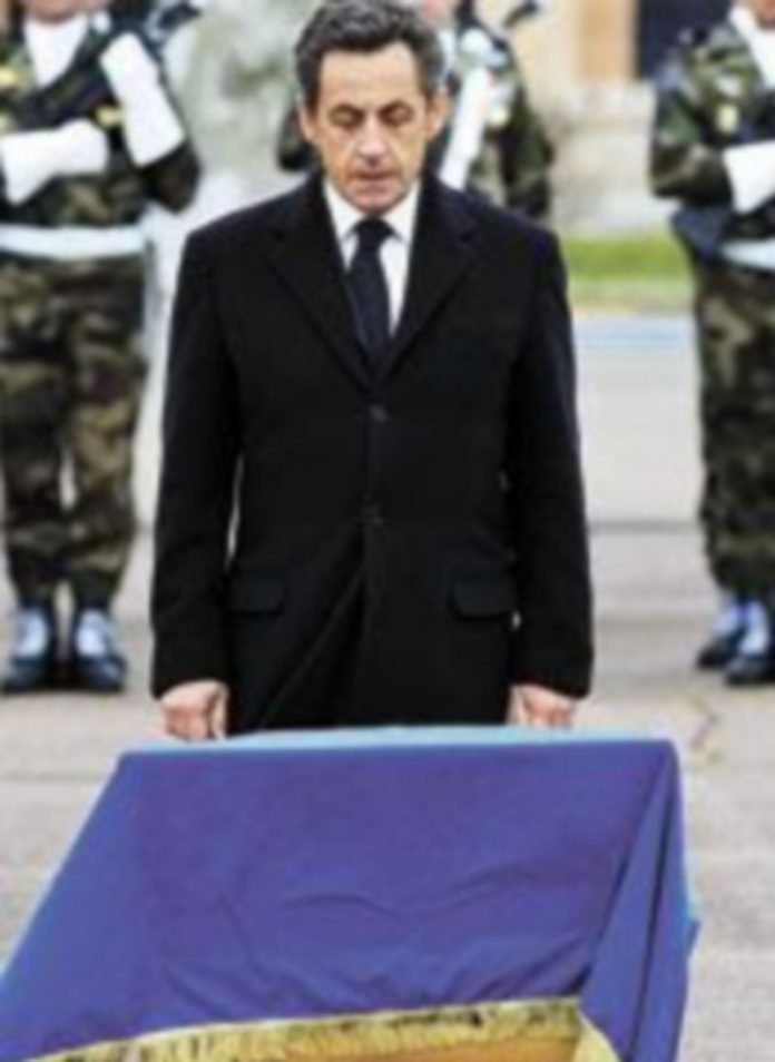 «Quería que el país se arrodillara» Nicolas Sarkozy rinde homenaje a uno de los tres soldados fallecidos. / Reuters