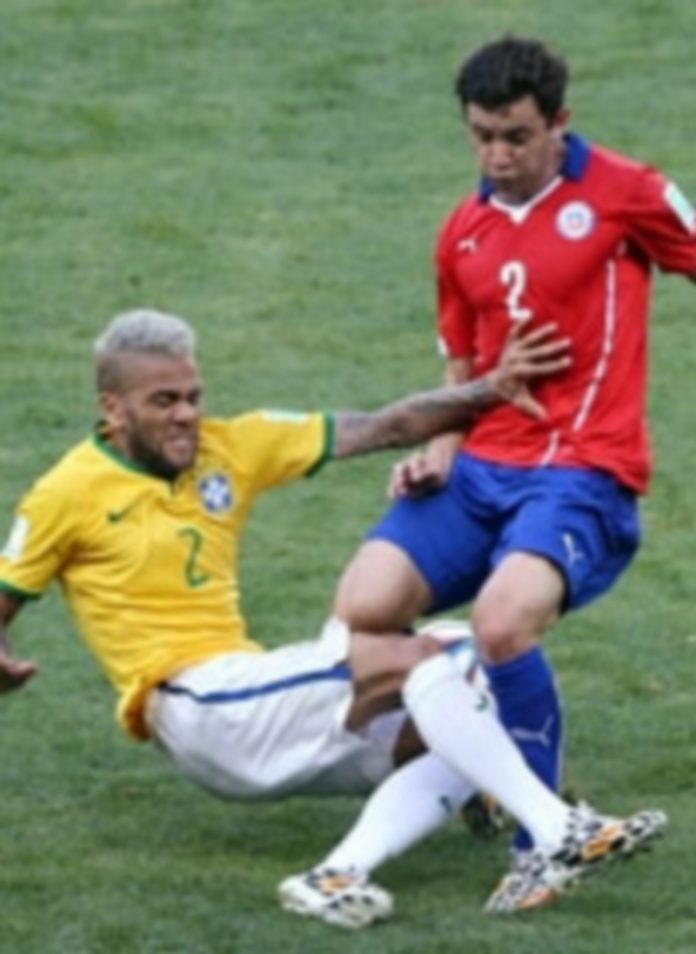 Una ‘final’ anticipada en la primera semifinal del Mundial El defensa brasileño Dani Alves y el chileno Eugenio Mena durante el partido Brasil-Chile. / Efe