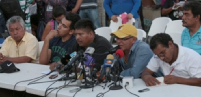 Los familiares de los ‘normalistas’ exigen pruebas ante la nueva versión Familiares de los 43 estudiantes desaparecidos en Iguala durante la rueda de prensa en el municipio mexicano de Tixtlax. / EFE