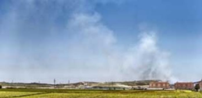 La empresa gestora del vertedero incumplía hasta seis normativas La zona afectada comienza a despejarse del humo provocado por el fuego. / Efe