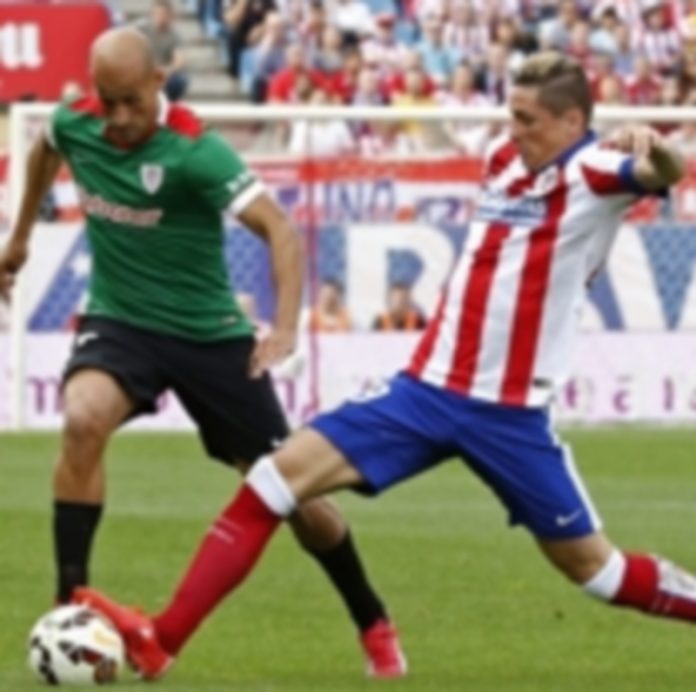 El Atlético busca un triunfo ante el Levante para cerrar su clasificación a la Champions Fernando Torres (dcha) dejará su puesto en la delantera a Mario Mandzukic. / EFE