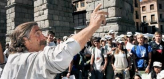 El aventurero sabio Miguel de la Quadra-Salcedo explica a los participantes de la Ruta Quetzal las características del Acueducto en una de sus visitas a la capital. / Juan Martín