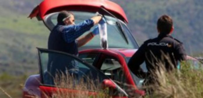 Aparecen muertos dos varones en el interior de dos vehículos en las proximidades de Ponferrada La Policía busca pruebas en uno de los coches donde han aparecido las víctimas./ICAL