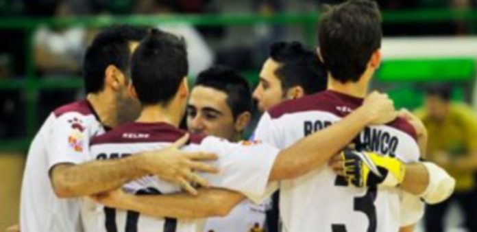 Victoria en la fiesta del Pilaristas Los jugadores del Caja Segovia se abrazan tras la consecución de un tanto en un encuentro anterior. / Kamarero