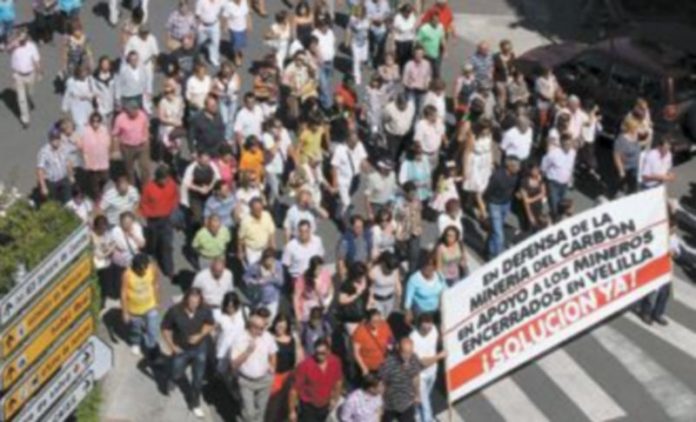 Unas 3.000 personas reivindican en Guardo el futuro de la minería Cabeza de la manifestación en defensa del carbón. / Efe