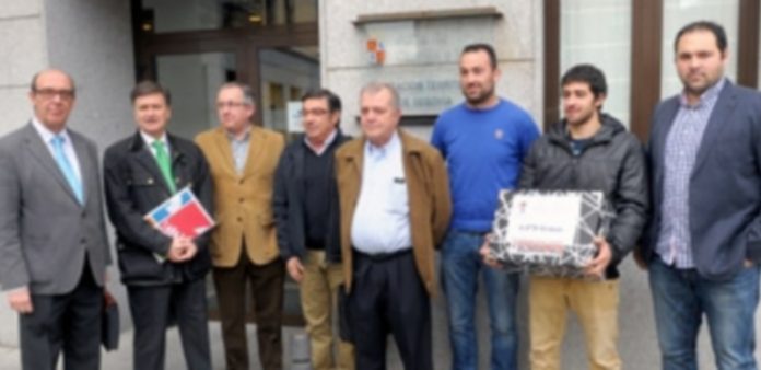 El Balonmano Nava pide a la Junta acabar el pabellón con 6.000 firmas Representantes políticos