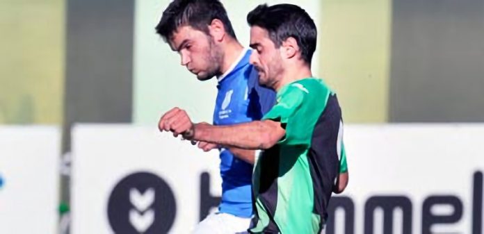 Sin intenciones de ceder El central del Unami Jorge despeja un balón ante la presión del delantero de la UD El Espinar San Rafael Óscar. / KAMARERO