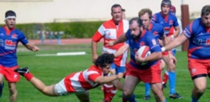 El BigMat Lobos jugará la fase de ascenso de la Regional Madrileña El jugador del Lobos supera el intento de placaje de un contrario. / KAMARERO