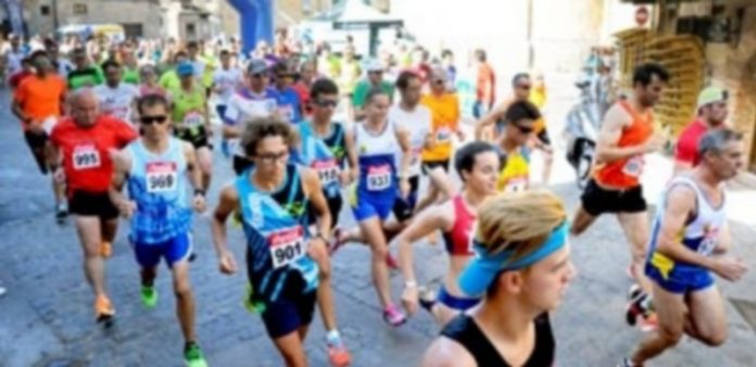 San Lorenzo huele a fiestas Los corredores de la categoría absoluta en el momento del inicio de la competición que une deporte