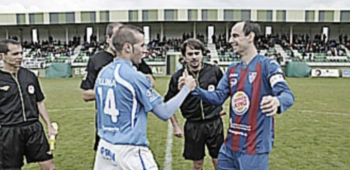 La liga en el grupo octavo dará comienzo el último día de agosto Pluma y Chema se saludan en los prolegómenos del Segoviana - CD La Granja de la pasada campaña. / Kamarero