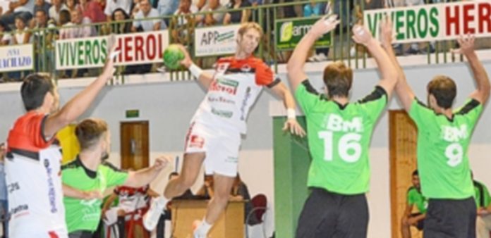 El Viveros Herol Nava Toma Brakocevic se eleva ante dos contrarios. / AMADOR MARUGÁN