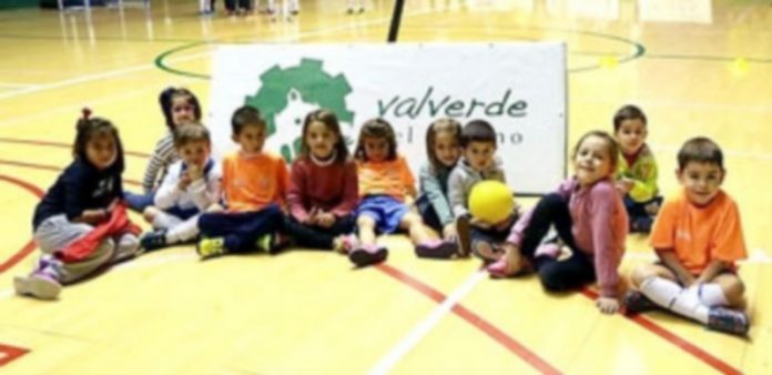 Diversión y solidaridad en Valverde Partido de baloncesto de la jornada polideportiva solidaria de Valverde del Majano. / EL ADELANTADO