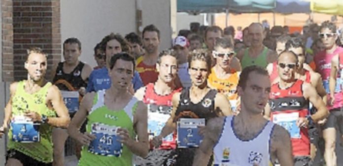 La carrera y marcha de Carbonero el Mayor cuenta con cerca de 200 inscritos Roberto Jiménez lidera la carrera de Carbonero en una edición pasada. / KAMARERO