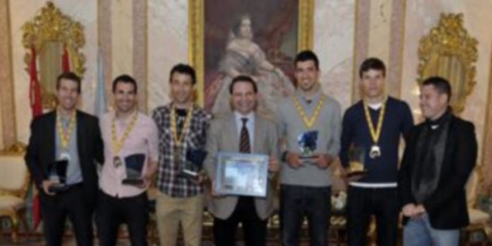Campeones de España Imagen de la recepción de ayer del equipo Triatlón IMD Segovia en la Sala Blanca del Ayuntamiento. / Juan Martín