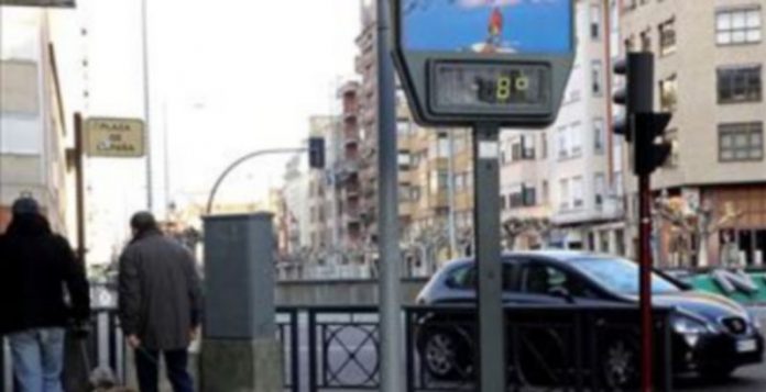 Alerta amarilla por nieve en todas las provincias de Castilla y León Un termómetro situada en la plaza de España de Palencia registra una temperatura de -8º./EFE