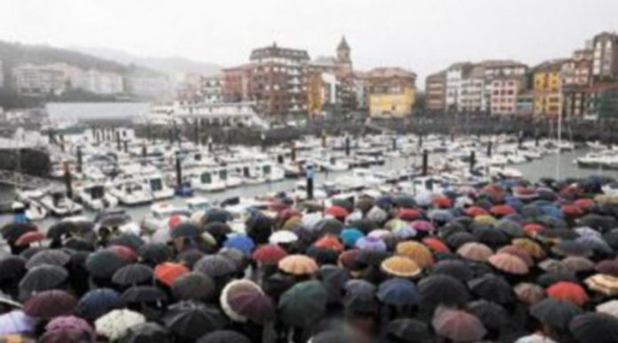 Los piratas exigen el traslado de sus dos compañeros detenidos a Somalia La lluvia no impidió que miles de personas se acercaran al puerto de Bermeo para acompañar a los familiares de los pescadores y pedir su liberación. / V. West (Reuters)