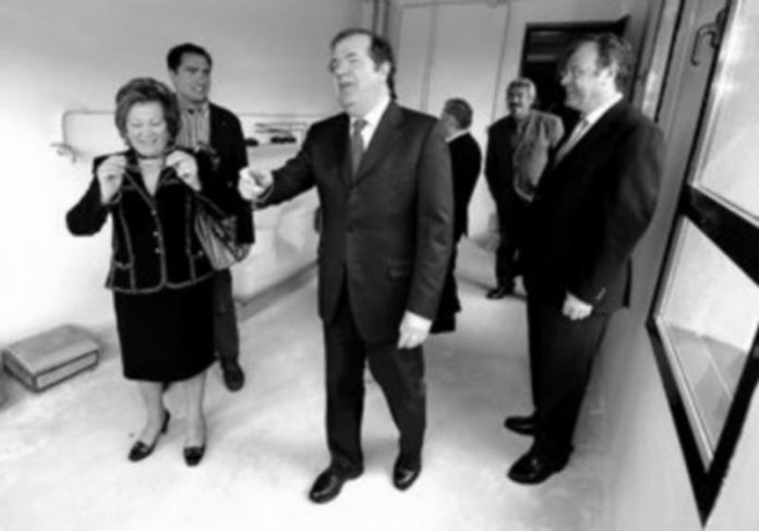 La Junta prevé movilizar los 5.200 millones de 31.000 viviendas vacías Juan Vicente Herrera y Antonio Silván (d) visitan una de las viviendas entregadas con varias personas. / ICAL