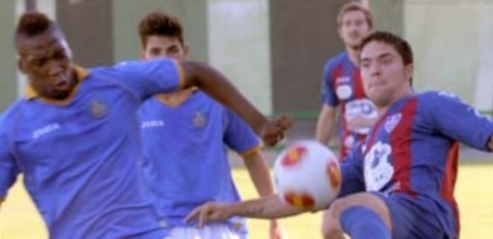 Un inicio con goleada pero sin mayores consecuencias Un momento del encuentro que se disputó en el campo de La Albuera ante unos 200 espectadores. / Kamarero
