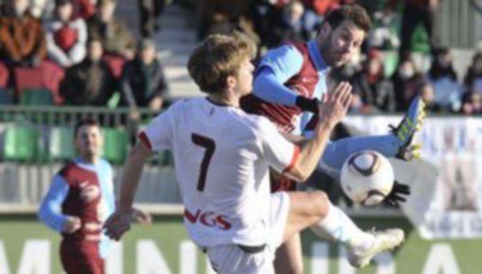 La justicia en el fútbol son los goles Anel se eleva por encima de un defensor navarro en un lance del partido. / J.Martín